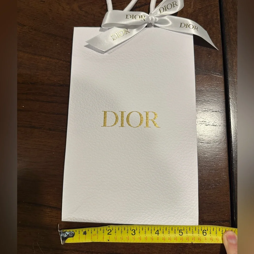 Dior Elegant White Bag with Gold Logo and Ribbon - Picture 5 of 6